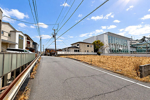 【1号地 前面道路含む現地写真】敷地面積562.43m2（170.13坪）あり、 
住宅だけでなく賃貸住宅や店舗併用住宅としても利