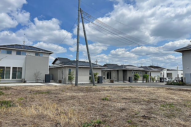 【27号地 現地写真】全29区画の大型分譲地です。上下水道宅地内への引込済みです。
綺麗な整形地のため、外構の設計、