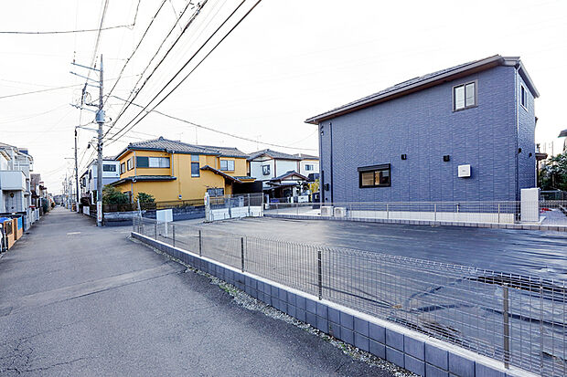 【1号地 前面道路含む現地写真】東南角地で明るく開放的な敷地です。 広々とした45坪超の整形地のため、ご希望に応じた多彩なプランニン