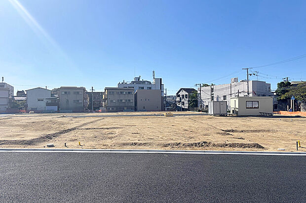 【35号地 外観】前面道路は6mと、車の出し入れやすれ違いにもゆとりがあります。 整形地のため、多彩なプランニングが