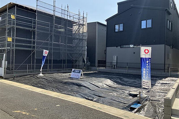 【1号地 前面道路含む現地写真】前面道路4mに面する、全12区画（内、当社4区画）の分譲地です。  
車通りが少なく、閑静な住宅地