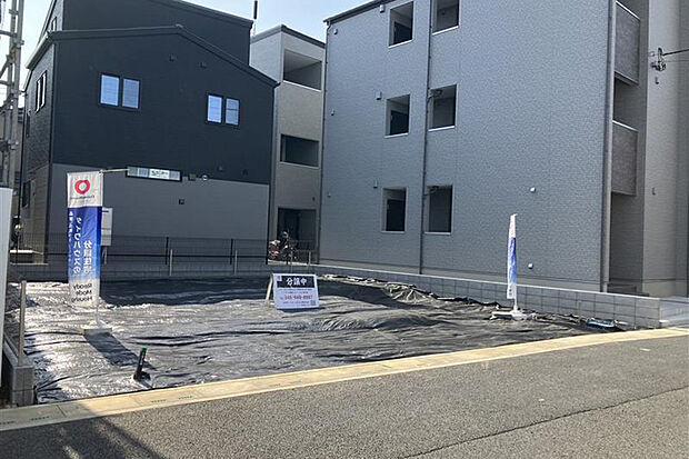 【1号地 前面道路含む現地写真】前面道路4mに面する、全12区画（内、当社4区画）の分譲地です。  
車通りが少なく、閑静な住宅地
