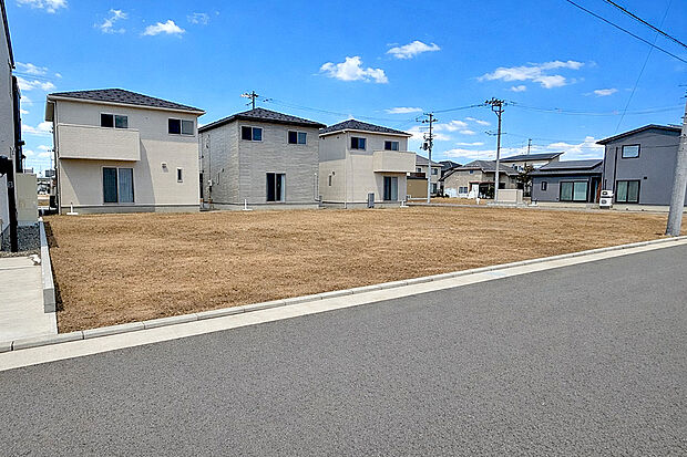 【80号地 前面道路含む現地写真】南東道路に面した明るい区画です。  前面道路は5.9mと、車の出し入れやすれ違いにもゆとりがあります