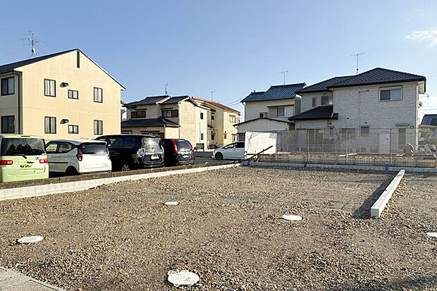 【4号地 現地写真】前面道路は6mと、車の出し入れやすれ違いにもゆとりがあります。  整形地のため、多彩なプランニングが