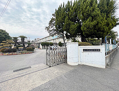 王子中学校 約1370m
