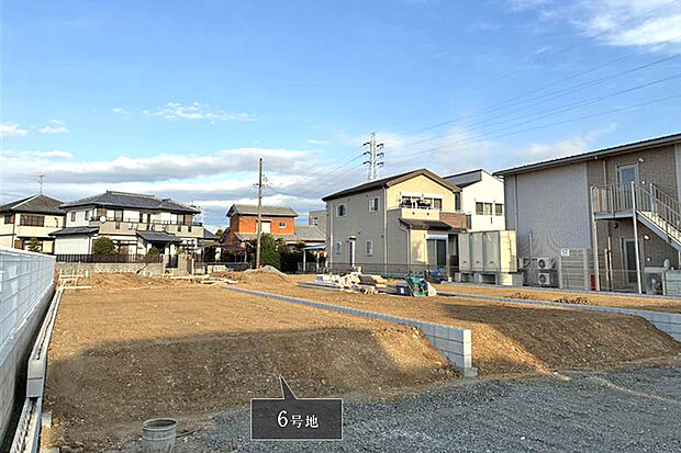 【6号地 現地写真】前面道路は6m超と、車の出し入れやすれ違いにもゆとりがあります。 整形地のため、多彩なプランニング