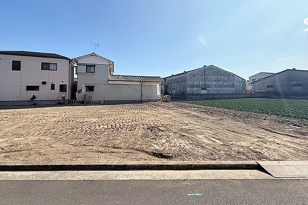 【2号地 外観】162m2超と、ゆとりある広さ。 明るい吹き抜けリビング、家族との会話が弾むアイランドキッチン、仕