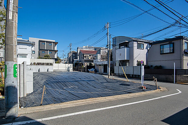 【1号地 前面道路含む現地写真】第一種低層住居専用地域の地。敷地面積279.70m2でゆとりある住まいを実現します。
