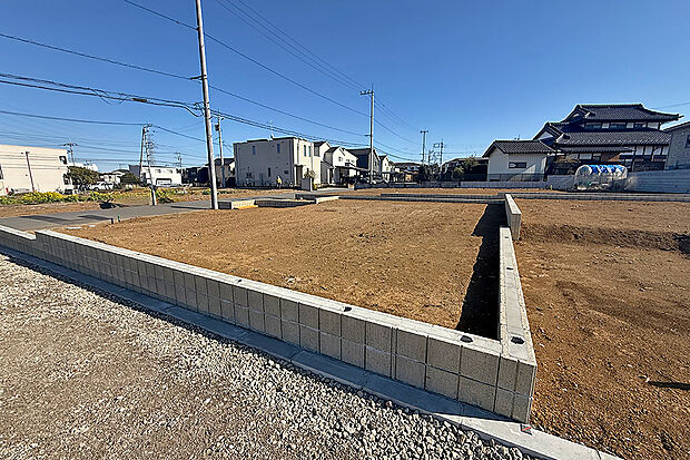 【7号地 前面道路含む現地写真】建物配置の自由度が高く、多彩なプランニングが可能。 日当たりも良好で、前面道路は6mでゆとりがありま