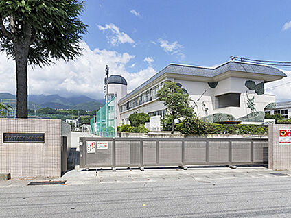 南アルプス市立小笠原小学校 約570m