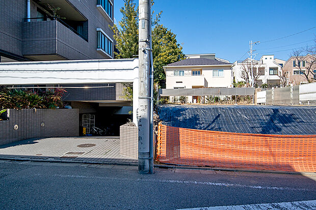 【1号地 前面道路含む現地写真】整形地の設計のしやすさに加え、南側約7.2m公道に面する開放的な立地。
