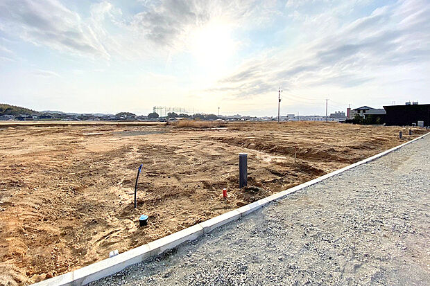 【5号地 外観】200m2超と、ゆとりある広さ。 前面道路は9mで、車の出し入れやすれ違いにもゆとりがあります。  