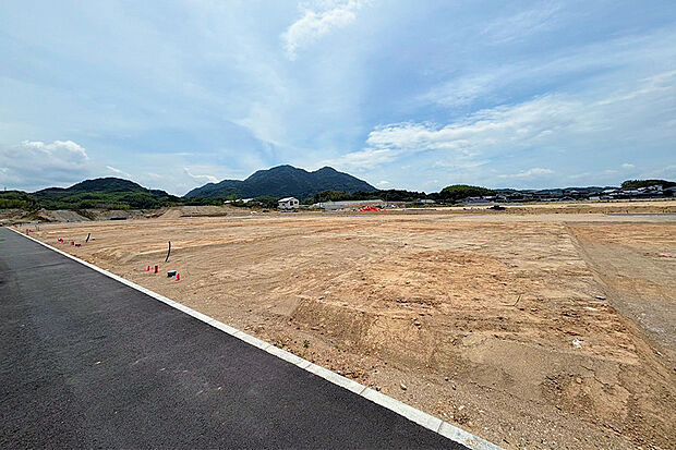 【7号地 現地写真】200m2超と、ゆとりある広さ。 前面道路は9mで、車の出し入れやすれ違いにもゆとりがあります。