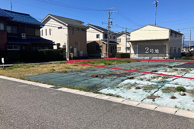 【2号地 外観】前面道路は6mと、車の出し入れやすれ違いにもゆとりがあります。  整形地のため、多彩なプランニングが