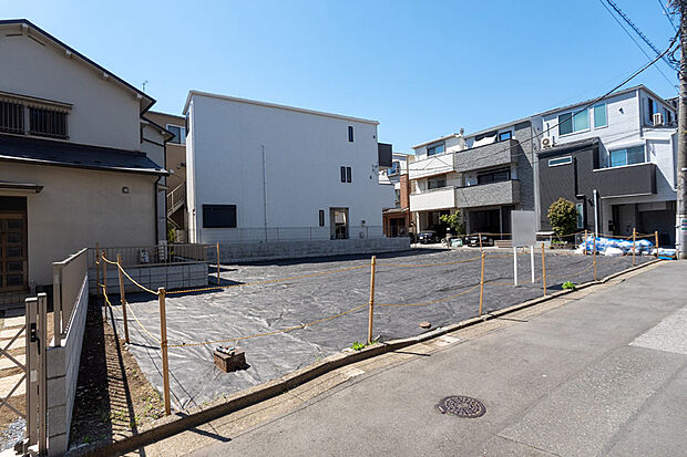 【1号地 前面道路含む現地写真】敷地面積は223.14m2 
2方向の道路に面した角地。 
自由設計から、セミオーダー住宅・規格