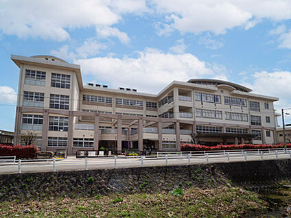 宝塚市立宝塚第一小学校 約430m