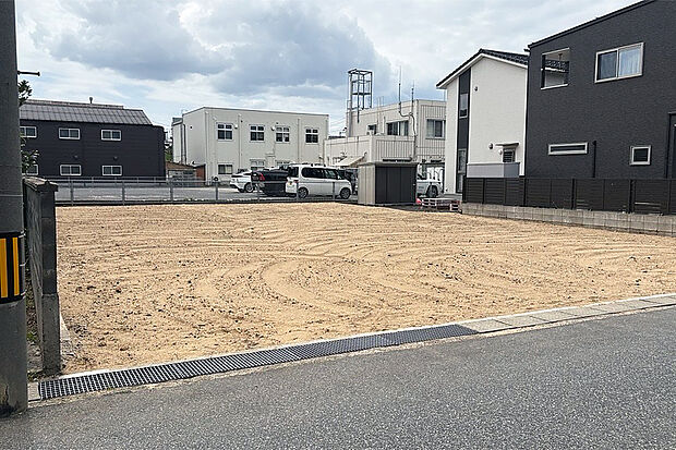 【2号地 現地写真】前面道路幅員約5.7mに面した、間口約7.5mの長方形の整形地です。 敷地内に高低差が少なく、建物