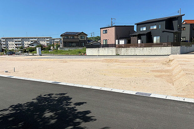 【10号地 現地写真】前面約5m～約6.6mの道路に面しており、車の出入りもスムーズ。  明るい吹き抜けリビング、家族との