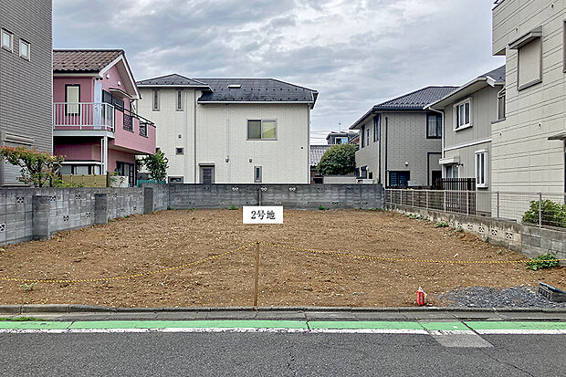 【2号地 前面道路含む現地写真】平坦な土地で、前面道路は6m以上。
前面道路接道幅3mの旗竿部分には、駐車も可能。 敷地を有効に