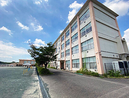 衣浦小学校 約1030m
