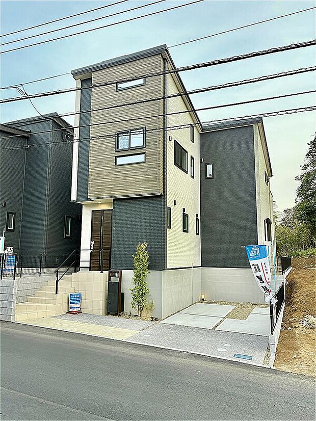 2号棟の外観。内部は白を基調として清潔感のあるデザインとなっております。ロフトもございますので、シアタールームや子供部屋として利用可能です。