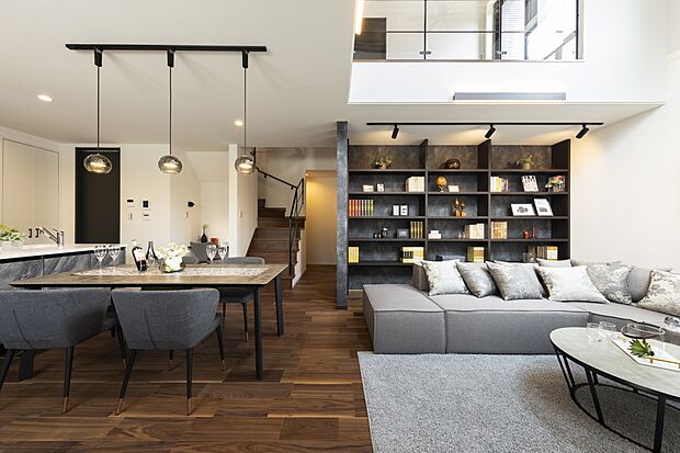 【施工例】LDK
25.7帖+吹抜けの大開放空間
家族の生活起点となるリビングを、より過ごしやすく快適に過ごせるポイントです。