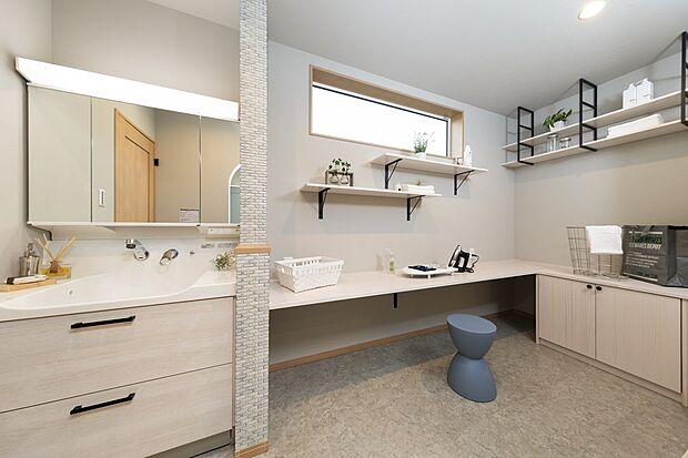 【洗面台&カウンター】広々した洗面エリアは、朝などの家族みんなが忙しいタイミングでも楽々ご利用いただけます!
横のカウンターはちょっとした物置以外に、洗濯物のアイロンがけやメイクなど多機能スペースとしても◎