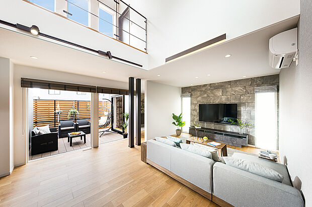 【【リビング＆ウッドデッキ】】親戚家族が集まっても十分に過ごせる、広々としたリビング。ウッドデッキともシームレスにつながり、簡単に行き来ができます。