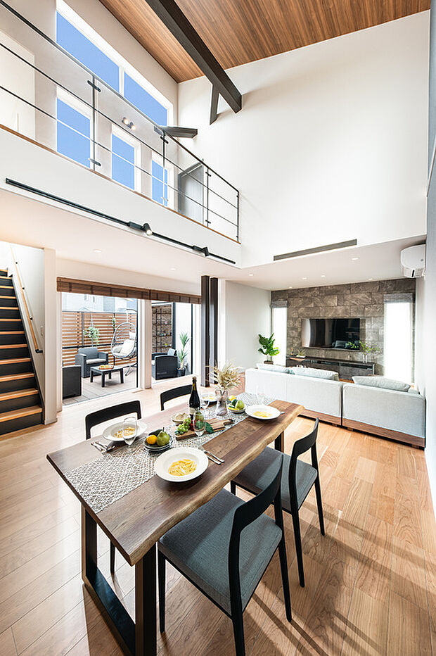 【【リビング】高窓からの採光たっぷり！開放的な吹抜けが魅力】吹抜けからの陽光が明るいキッチンダイニング。