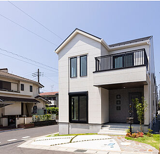 外観：バルコニー付きの2階建て