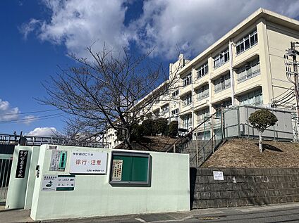 神戸市立鈴蘭台中学校  徒歩4分～6分（約320～450ｍ）