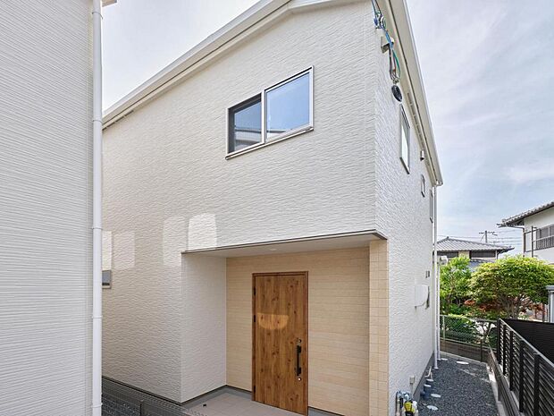 専用通路奥にあたるアプローチから玄関を見た写真です。