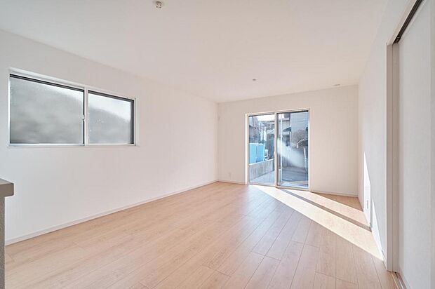 【リビングダイニング】2号地：お料理や食事、くつろぎの時間も家族を感じながら過ごせ、ワンフロアが見通せるLDK。