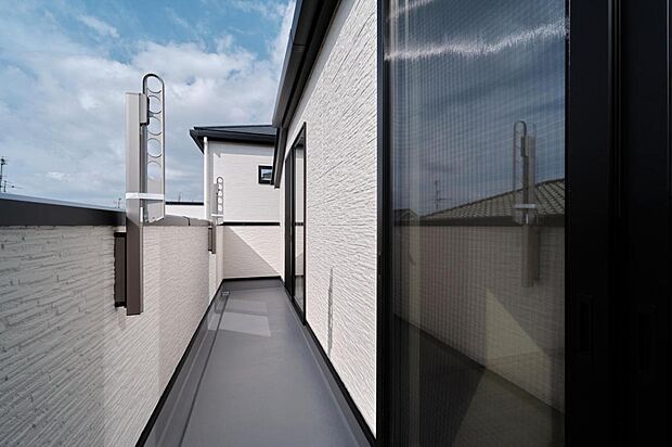 【バルコニー】【1号地】南向き、陽当たり良好なバルコニーです。物干し金物がついています。