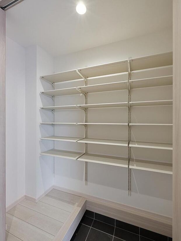 【シューズクローゼット】シューズクローゼット】土間続きの大容量玄関収納。濡れた長靴や高さのあるブーツ、傘、お子様のボールなども効率よくすっきりと収納できます。