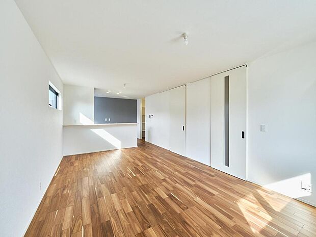 【1号地リビングダイニング】家具を置いてもご家族でのんびりとくつろげる広さ。明るく落ち着いた居心地の良い空間です。