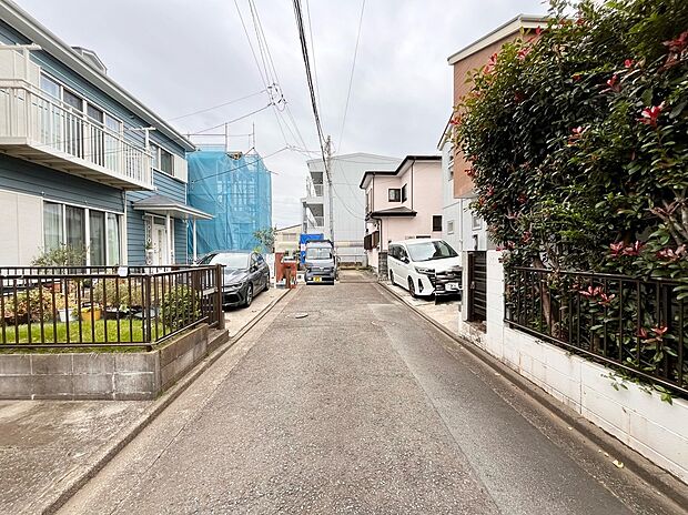 販売現地、前面道路