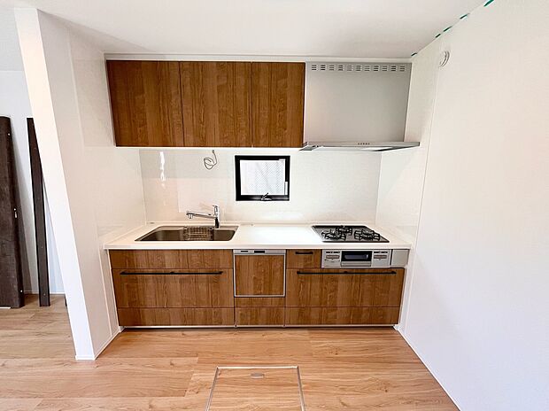 【システムキッチン】食器洗い乾燥機付き、吊戸棚付きで収納豊富