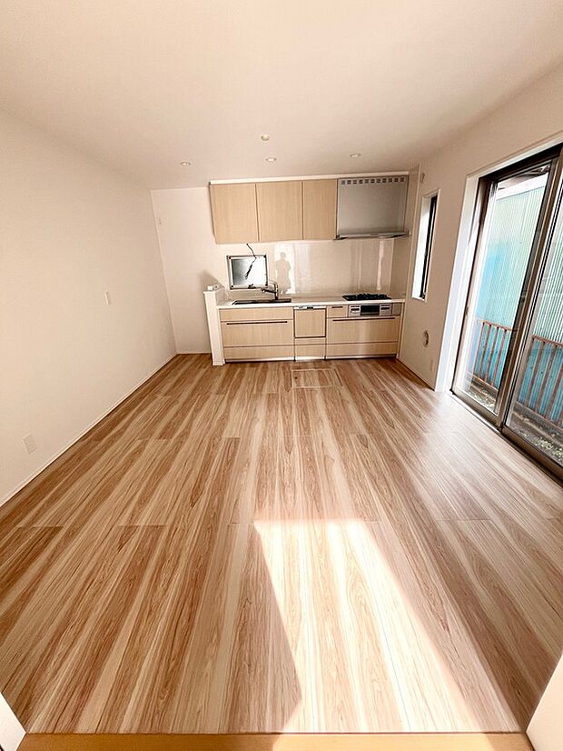 【1F LDK】南と東に窓があります。和室と続き間です