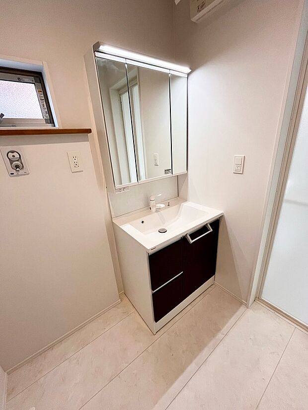 【洗面化粧台】ハンドシャワー付き、3面鏡