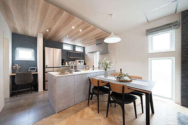 【キッチンダイニング】
開放感のあるペニンシュラ型キッチン。
ダイニングテーブルへの配膳のしやすさも◎
食洗器は使いやすいフロントオープン◎
カップボードは4段で大容量◎