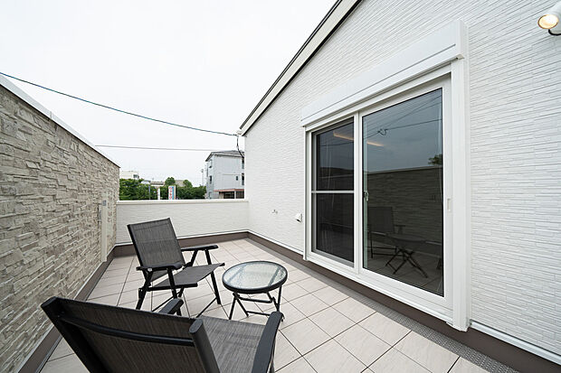 【ルーフバルコニー】
寝室から繋がる広々としたバルコニー。晴れた日はモーニングやランチを楽しんだり、お家キャンプを楽しんだりと、活用方法はさまざまです◎