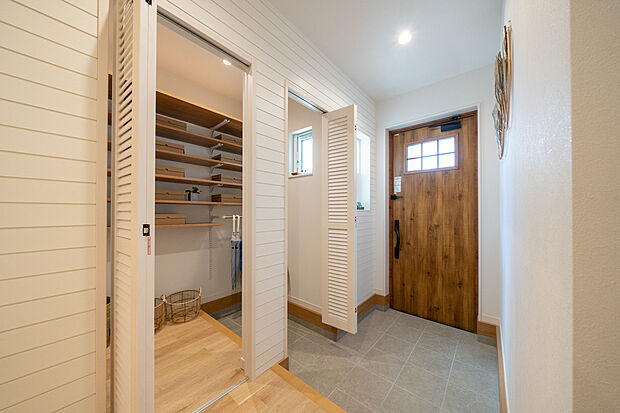 【玄関・SCL】シューズクロークがついた広々とした玄関