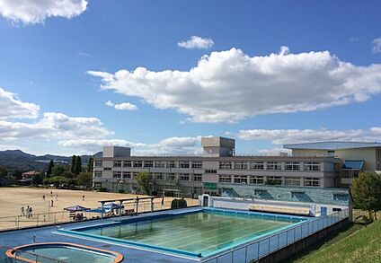 川西市立陽明小学校 210m(徒歩3分、車1分)