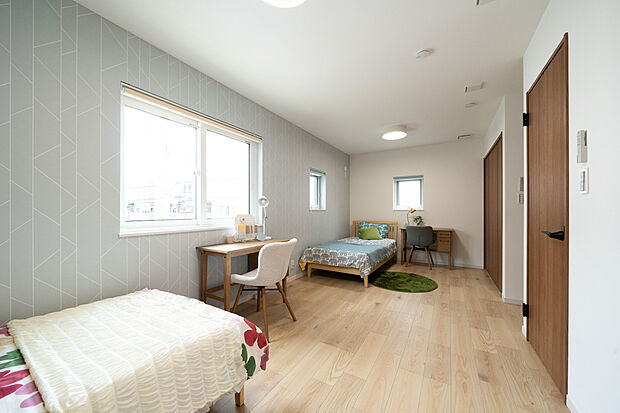 【【洋室】】約11帖の広々とした洋室。お子様の部屋として活用することはもちろん、お泊りに来られた方のゲストルームとしても活用できます◎