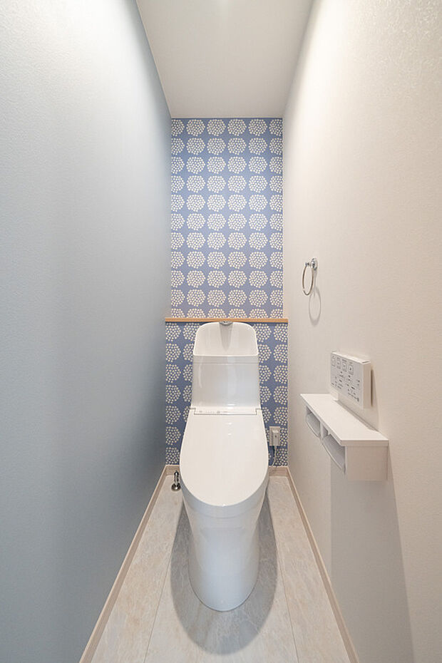 【2階トイレ】ブルーの清潔感のあるトイレ◎