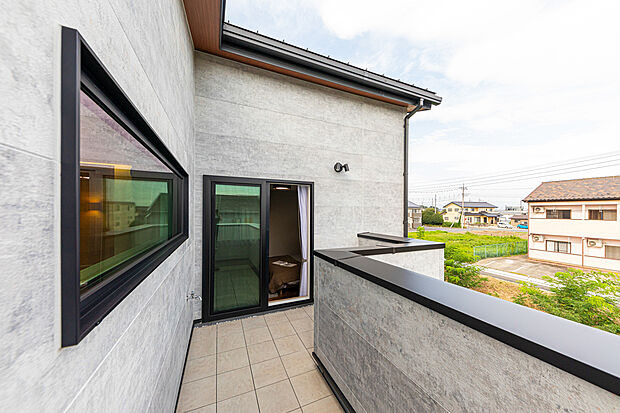 【バルコニー】主寝室から繋がるバルコニー。
しっかりと奥行きを設け、お布団を干したりも楽々。 全面道路から見えないので、お天気の良いたまのお休みにはバルコニーで読書なんていかがですか?