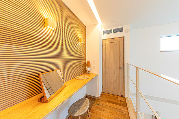 【カウンタースペース(2F)】家族みんなで使える2階のカウンタースペース。リモートワークや趣味のスペースなど様々な用途に使用出来ます。