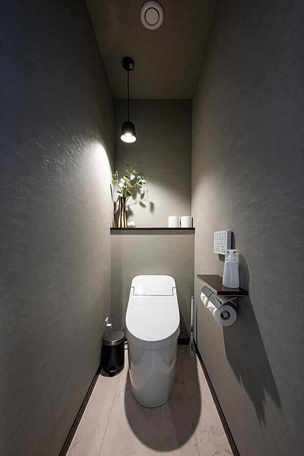 【トイレ】落ち着いたトーンの内装が高級感を演出。日々の何気く利用する空間もおしゃれに演出します。
