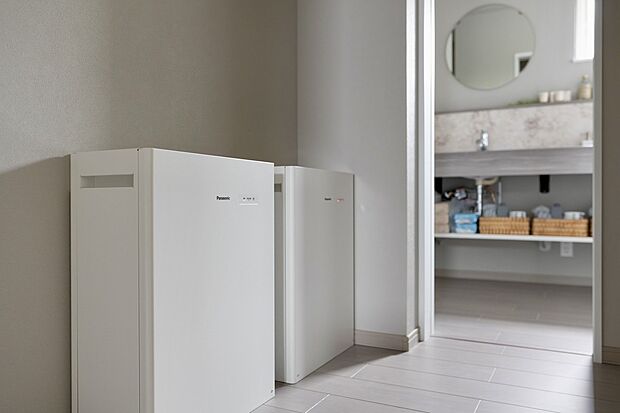 【パナソニック製蓄電池(6.7kw×2台)】太陽光発電と蓄電池を組み合わせることで、創エネと省エネを両立。環境にも家計にもやさしい暮らしをサポートします。災害時の備えにも配慮した安心・快適な住まいです。